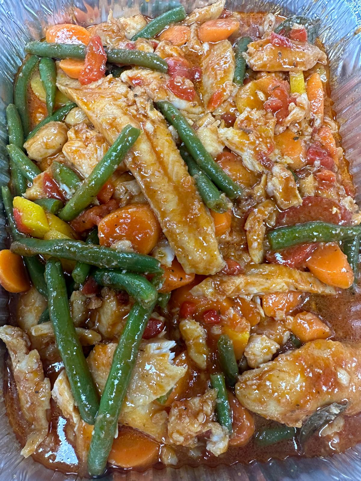 J) Pescado en salsa con vegetales/ Fish in sauce with vegetables