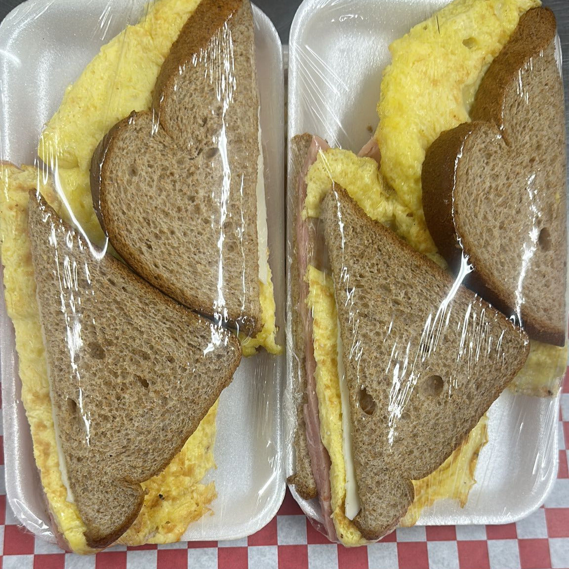 M) PAN INTEGRAL CON HUEVO JAMON Y QUESO /HAM, EGG AND CHEESE WHOLE WHEAT BREAD SANDWICH