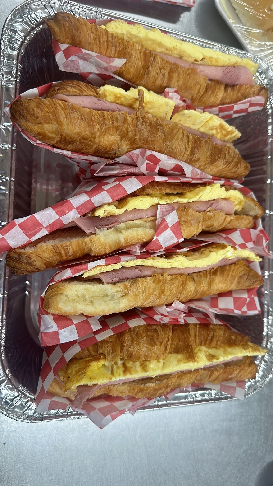 M) BANDEJA Croissant with omelette, ham, and cheese X6