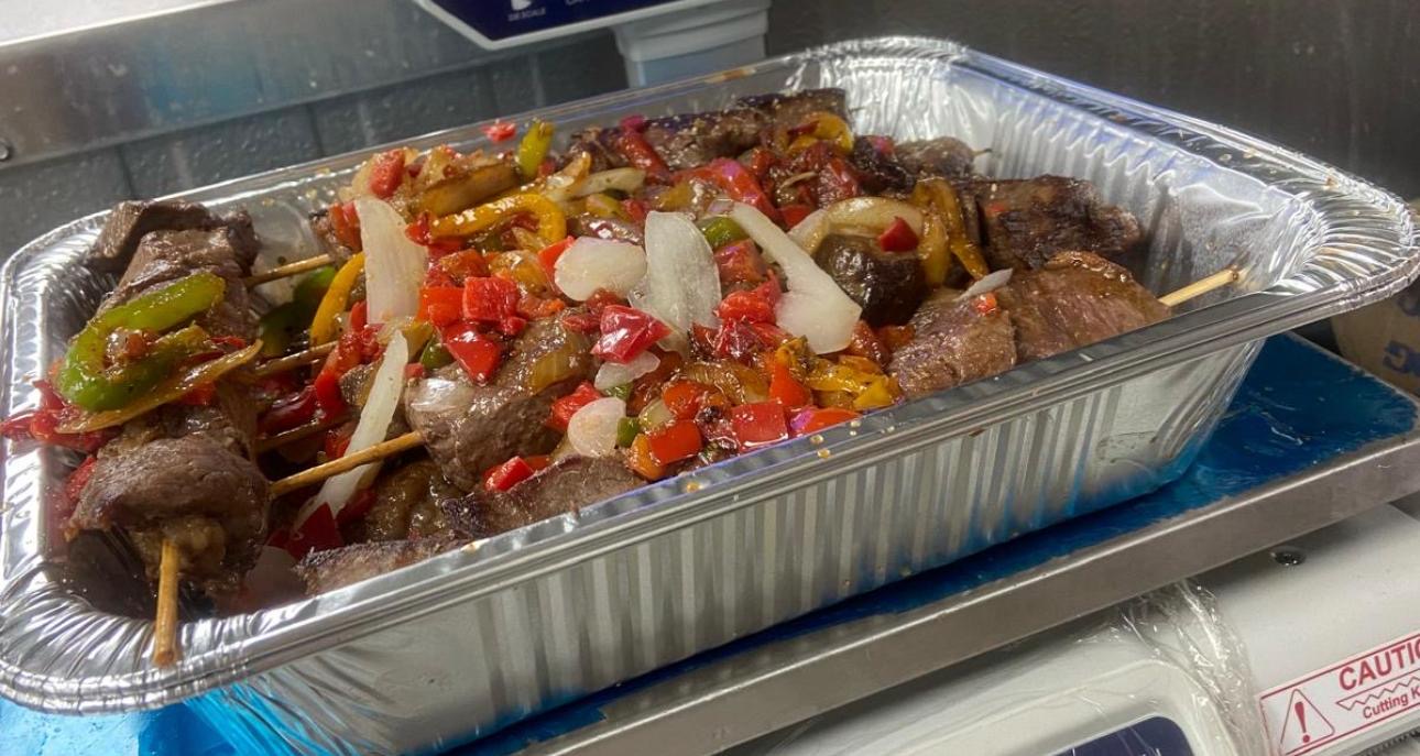 J) PINCHOS DE CARNE